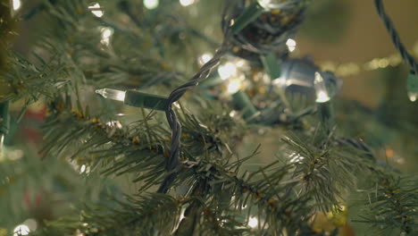 Weihnachtslichter-Funkeln-Am-Baum