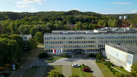 Edificio-De-La-Facultad-De-Economía-De-La-Universidad-De-Gdansk-En-Polonia---Drone-Aéreo
