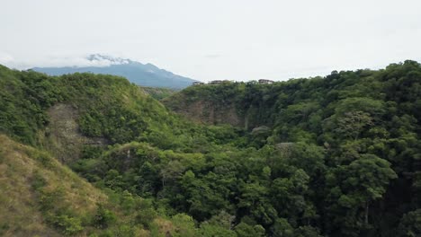 Garganta-Del-Cañón-En-Las-Selvas-De-Panamá,-Drone-Aéreo-Estableciendo-Vista