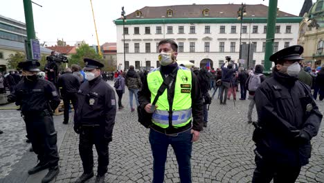 Während-Der-Proteste-Gegen-Die-Lockdown-Beschränkungen-In-Der-Tschechischen-Republik-Versammelte-Sich-Die-Polizei-In-Den-Straßen-Von-Prag-Mit-Masken-Vor-Den-Demonstranten