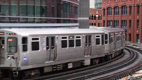 Metro-Train-Passing-In-Downtown-Chicago,-Illinois,-Usa