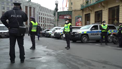 Die-Polizei-Versammelte-Sich-Während-Der-Proteste-Gegen-Die-Sperrbeschränkungen-In-Der-Tschechischen-Republik-Mit-Masken-In-Den-Straßen-Von-Prag