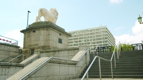 Lockdown-in-London,-birds-swoop-and-fly-in-front-of-St-Thomas'-hospital-and-lion-statue,-during-the-COVID-19-pandemic-2020