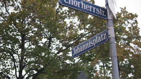 Johannisplatz-and-Chorherrstrasse-Crossroad-Street-Sign-in-Munich,-Germany