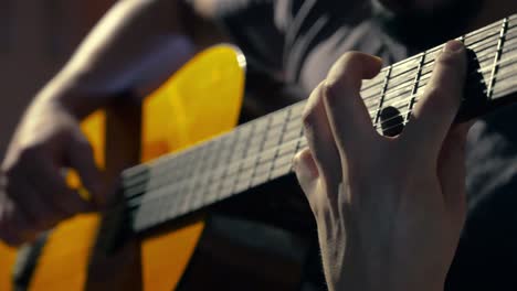 Joven-Tocando-Hábilmente-La-Guitarra-Clásica-Con-Técnica-Avanzada-En-Ambas-Manos