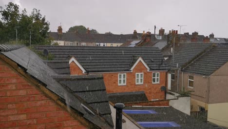 Ein-Heftiger-Regenguss-über-Einigen-Dächern-Im-Zentrum-Von-Swindon