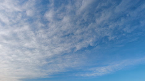 Wolken-Bewegen-Sich-Sanft-Am-Blauen-Himmel