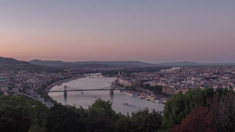 A-4k-timelapse-video-of-a-sunset-over-the-Danube-River-in-the-capital-of-Hungary,-Budapest