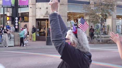 Menschen,-Die-Den-Wahlsieg-Von-Joe-Biden-In-Den-Straßen-Von-Boulder,-Colorado,-Feiern