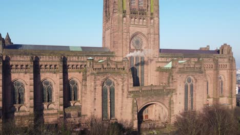 Die-Anglikanische-Kathedrale-Von-Liverpool,-Ein-Historisches-Gotisches-Wahrzeichen,-Ein-Luftgebäude,-Die-Skyline-Der-Stadt,-Steigt-Zu-Bäumen-Hinab