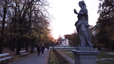 Hermosa-Estatua-Y-Fuente-En-El-Parque-Ogrod-Saski-En-La-Ciudad-De-Varsovia,-Polonia