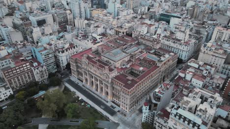 Luftaufnahme-Des-Justizpalastes-Von-Buenos-Aires-Mit-Der-Nachbarschaft-Und-Dem-Platz-Um-Ihn-Herum