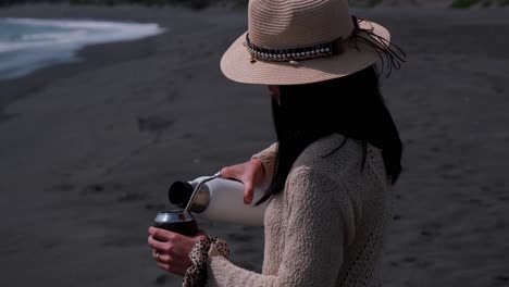 Junge-Frau-Trinkt-Mate-Am-Strand,-Pichilemu-Punta-De-Lobos-Chile,-Serviert-Mate,-Zeitlupe