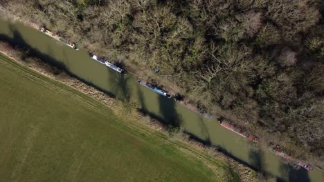 Schmale-Boote-Aus-Der-Vogelperspektive-Luftaufnahme-Des-Grand-Union-Canal-Im-Winter-Warwickshire