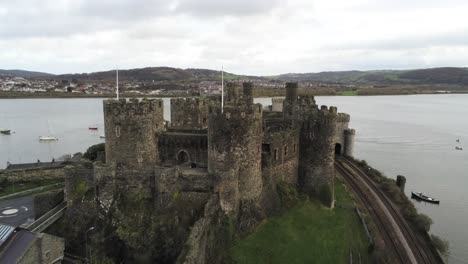 Historisches-Mittelalterliches-Conwy-Castle,-Wahrzeichen,-Luftaufnahme,-Steigender-Rückzug
