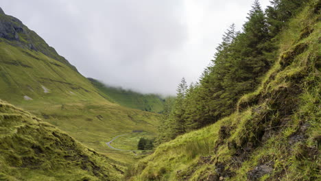 Zeitraffer-Einer-Malerischen-Landschaft-Mit-Ländlichen-Grashügeln-Und-Sanften-Wolken-In-Gleniff-Horshoe-In-Der-Grafschaft-Sligo-In-Irland