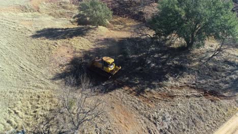 Este-Es-Un-Video-De-Una-Excavadora-Limpiando-Terreno-En-Un-Rancho-Cerca-De-Richland-Springs-Texas