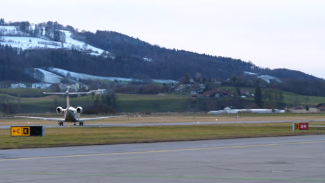 Luxuriöses-Pilatus-PC-24-Business-Jet-Flugzeug,-Das-Auf-Dem-Bergigen-Flughafen-Rollt