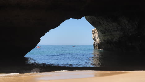 Touristen-Paddeln-Kajaks-Im-Atlantik-Außerhalb-Des-Algarve-Höhlenstrandes