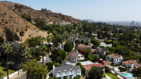 Aerial-shot-of-quiet-neighborhood-in-Glendale,-California