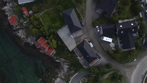 Von-Häusern-In-Einem-Fischerdorf-Bis-Zu-Einem-Ganz-Besonderen-Fußballplatz-Mitten-Auf-Einer-Kleinen-Insel-Im-Norden-Norwegens