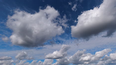 Blauer-Himmel-Und-Weiße-Wolken