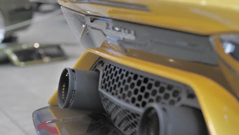 Luxus-Lamborghini-Sportwagen-Heckstoßstange,-Buchstaben-Logo-Und-Doppelauspuffrohre
