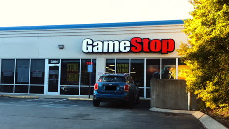 Der-Gamestop-Store-In-Nashville-Wirbt-Mit-Liquidationspreisen,-Während-Er-Sich-Auf-Die-Schließung-Vorbereitet