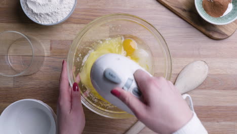 Frische-Eier-Mit-Zucker-In-Einer-Schüssel-Mit-Mixer-Zum-Backen-Schlagen-Und-Aufschlagen