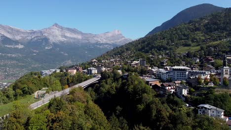 Paneo-Aéreo-A-La-Derecha-Que-Revela-El-Pueblo-De-Saint-Gervais-Les-Bains,-Alpes-Franceses