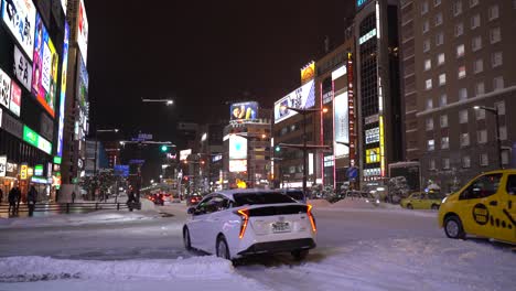 Cars-struggling-with-traffic-during-heavy-winter-snow-in-Sapporo,-Japan