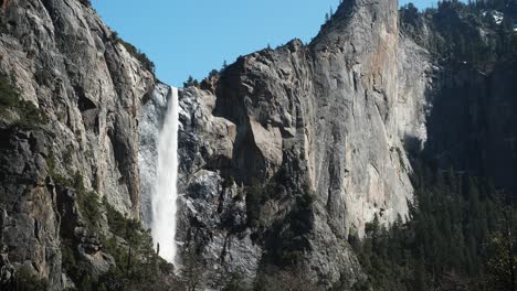 Caída-Del-Velo-De-Novia-En-El-Parque-Nacional-De-Yosemite-Durante-La-Primavera