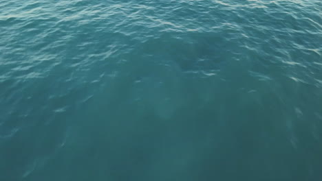 Luftaufnahme-Der-Klaren-Meereswellen