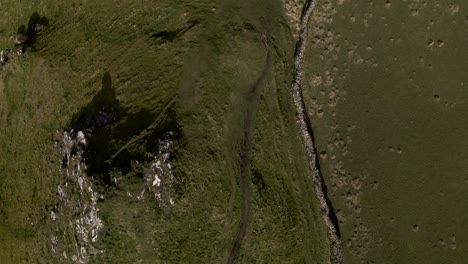 Von-Oben-Nach-Unten-Aufgenommene-Drohnenaufnahmen-Eines-Bergrückens-Im-Peak-District