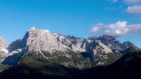 Zeitraffer-Fließender-Wolken-über-Den-Brenta-Dolomiten,-Italien
