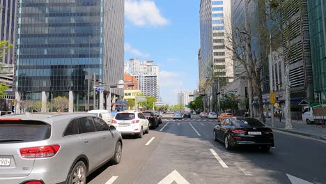 Fahrerperspektive-Beim-Fahren-Und-Reisen-In-Der-Stadt-Mit-Blick-Auf-Hochhäuser-Und-Wolkenkratzer-Im-Bezirk-Jamshil-In-Seoul,-Südkorea