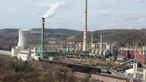 Luftaufnahme-Von-Sokolovska-Uhelna,-Einem-Kohlekraftwerk-In-Der-Landschaft-Der-Tschechischen-Republik,-Rauch-Und-Dampf-Gehen-In-Die-Atmosphäre,-Drohnenaufnahme