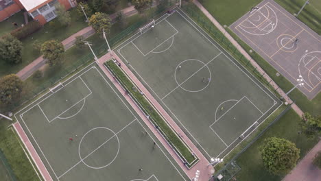 Luftaufnahme-Von-Fußballfeldern-Und-Park-In-Bogota,-Kolumbien