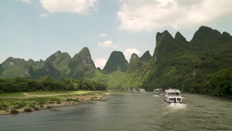Kreuzfahrtschiffe-Auf-Dem-Li-Fluss-Mit-Karstbergen-In-Guilin,-China