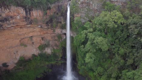 Lone-Creek-Falls-En-Sudáfrica-Tiene-Una-Caída-Libre-De-Setenta-Metros