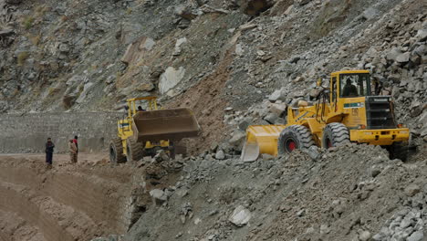 Bulldozers-Quitando-Escombros-Bloquearon-La-Carretera-De-Karakoram-Después-De-Un-Deslizamiento-De-Tierra-En-Dasu,-Pakistán