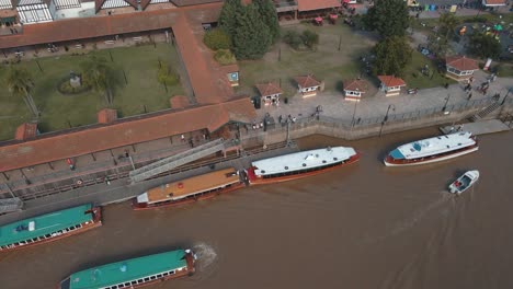 Vista-Aérea-De-Algunos-Barcos-Atracados-Que-Revelan-El-Camino-Del-Río-Tigre-Y-El-Horizonte-Al-Fondo