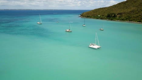 4K-Luftdrohnenansicht-Von-Yachten-Und-Booten,-Die-In-Der-Bucht-Von-St.-Maarten,-Karibik,-Vor-Anker-Liegen