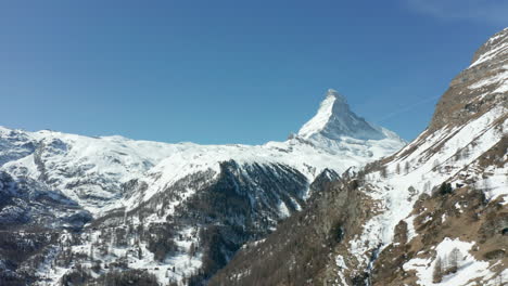 Plataforma-Rodante-Aérea-De-Un-Monte-Matterhorn-Distante