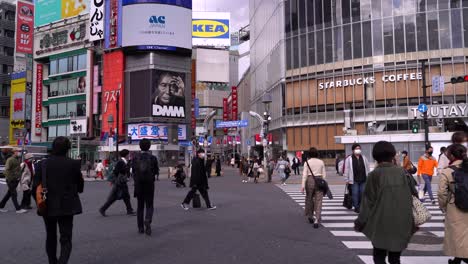 POV-Spaziergang-über-Das-Berühmte-Shibuya-Gerangel-Während-Der-Corona-Pandemie