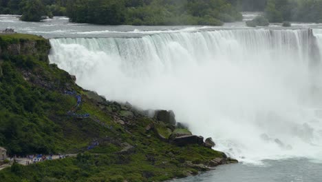 Touristen-Wandern-Auf-Dem-Weg-Zu-Den-Berühmten-Niagarafällen,-Gesehen-Von-Ontario,-Kanada