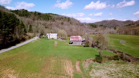 Luftaufnahme-Eines-Bauernhofs-In-Valle-Crucis,-North-Carolina,-In-4K