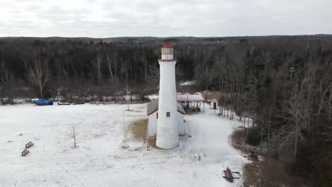 4K-Drohnenvideo-Des-Sturgeon-Point-Lighthouse-Im-Sturgeon-Point-Lighthouse-In-Michigan-Im-Winter