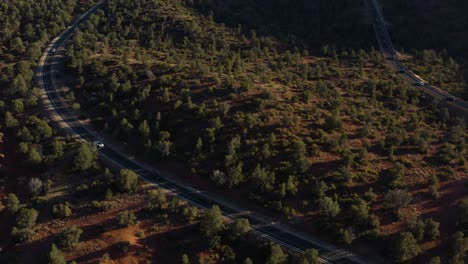 Autopista-Que-Conduce-A-Sedona,-Arizona,-Antena-Cinematográfica