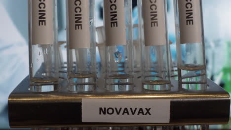 Novavax-Covid-19-Impfstoff-In-Reagenzgläsern-Im-Regal